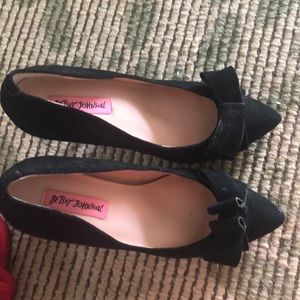 Black elegant suede heels